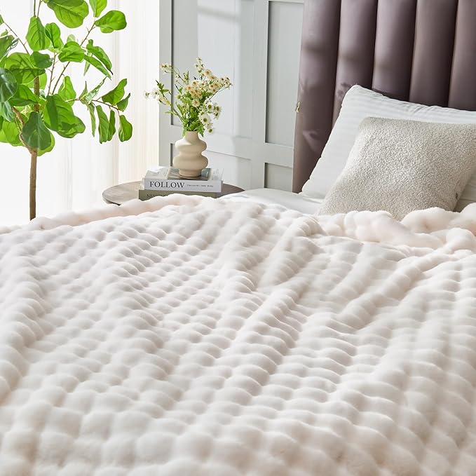 NEWCOSPLAY Faux Fur King Blanket Ivory Bubble Blanket Thick Warm Soft for Couch Sofa Bed 550GSM (Ivory, King(90"x110"))